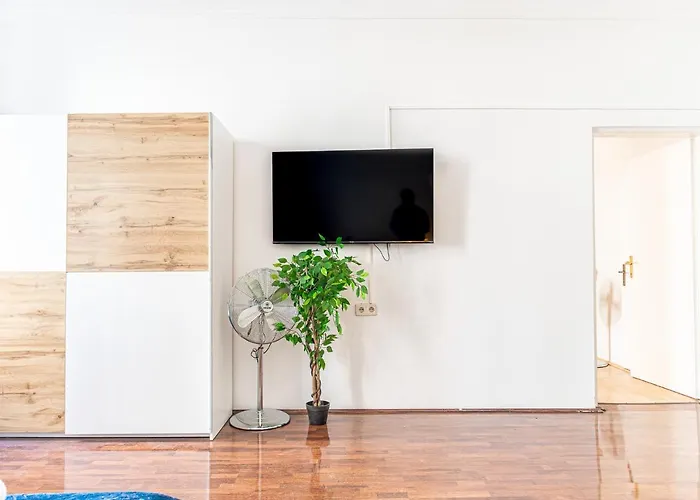 Elegant Haven: Stylish And Spacious 3br Apartment *